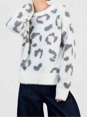 Hooked Up by IOT Eyelash Leopard Sweater White Gray Pink Juniors M